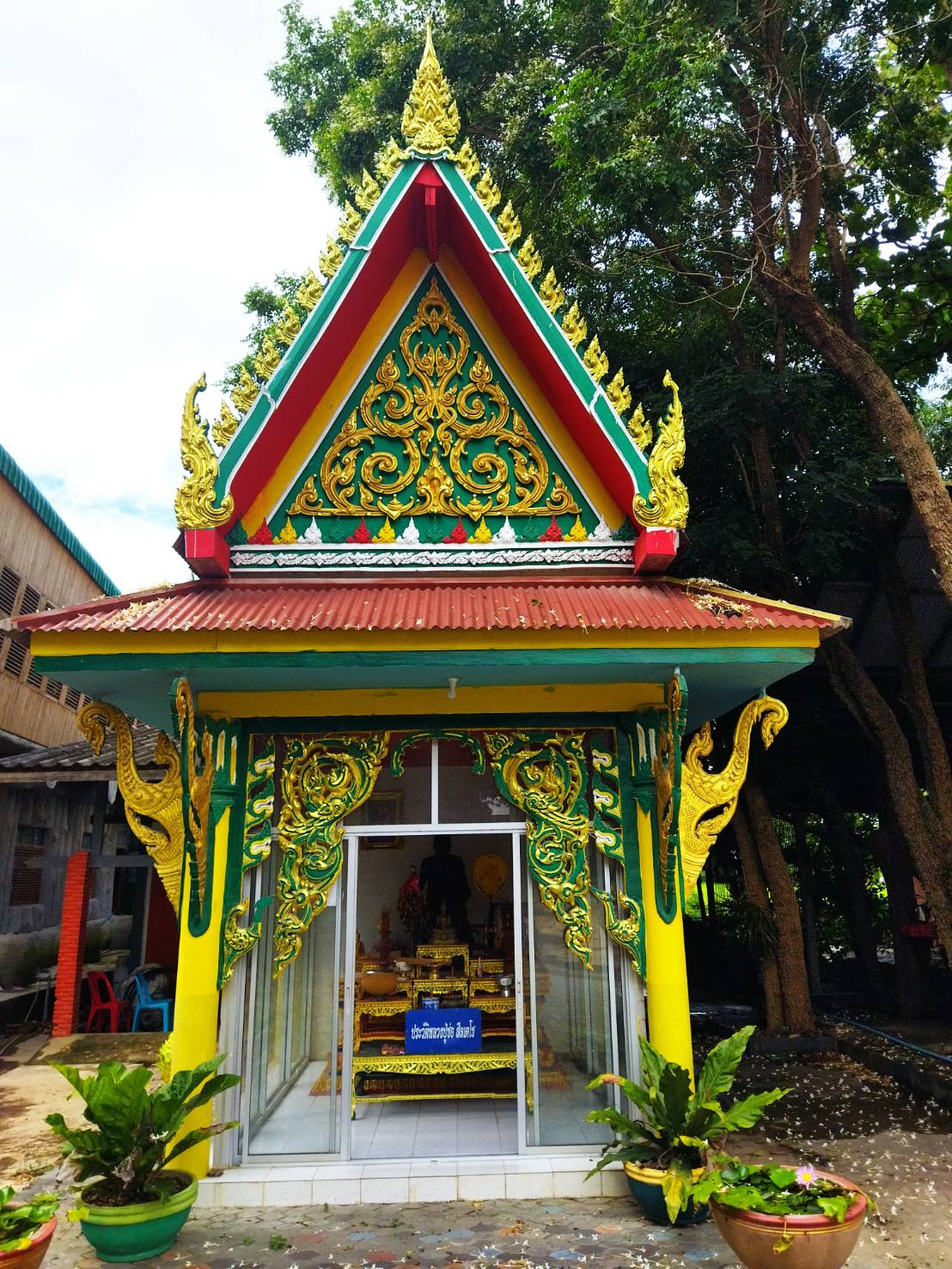 วิหารหลวงปู่ช่อ วัดหนองไม้แก่น