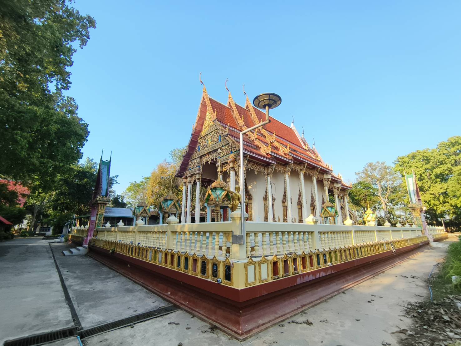 พระอุโบสถวัดหนองไม้แก่นมุมมองอีกด้าน