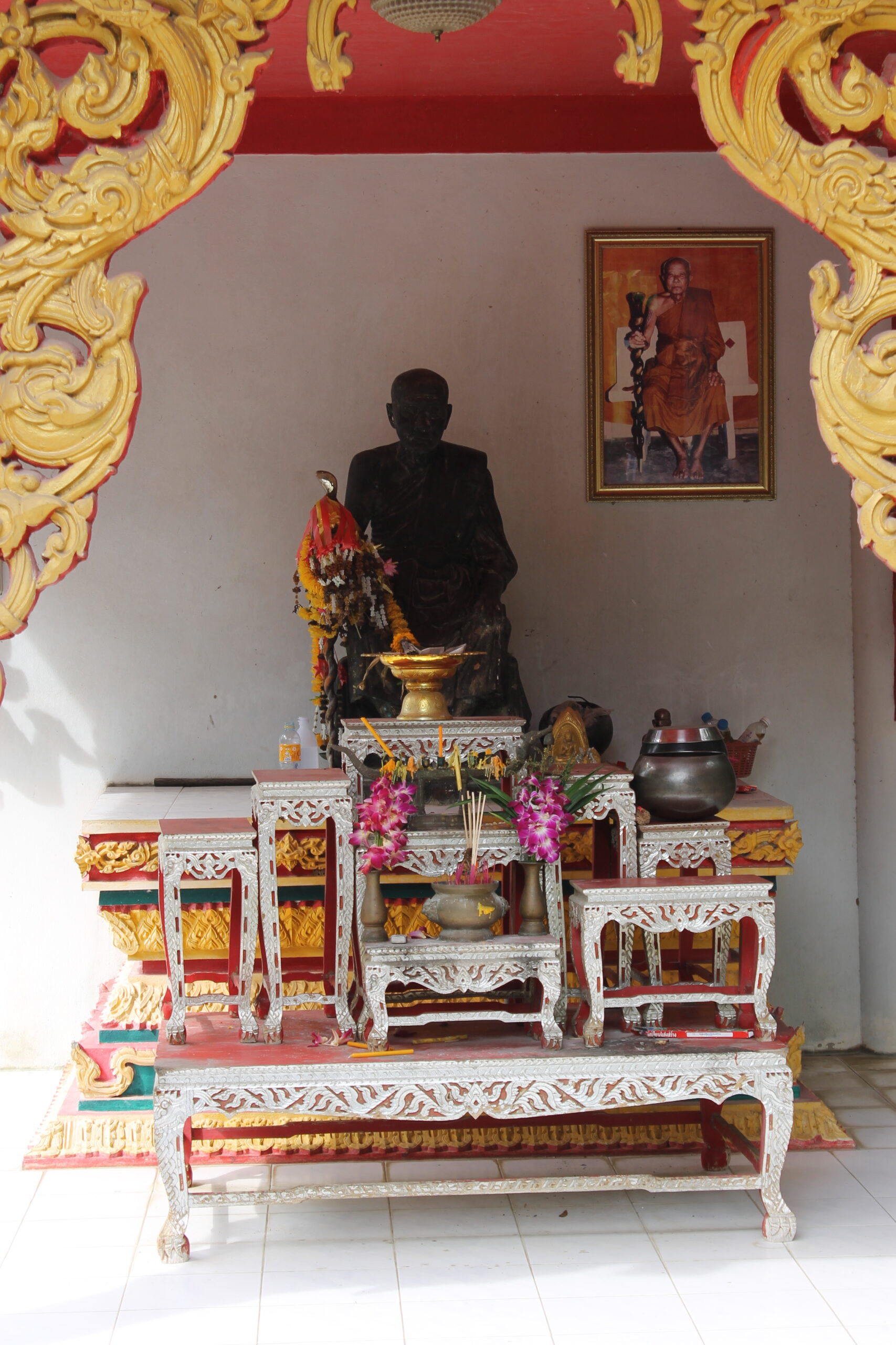 ภายในวิหารหลวงปู่ช่อ